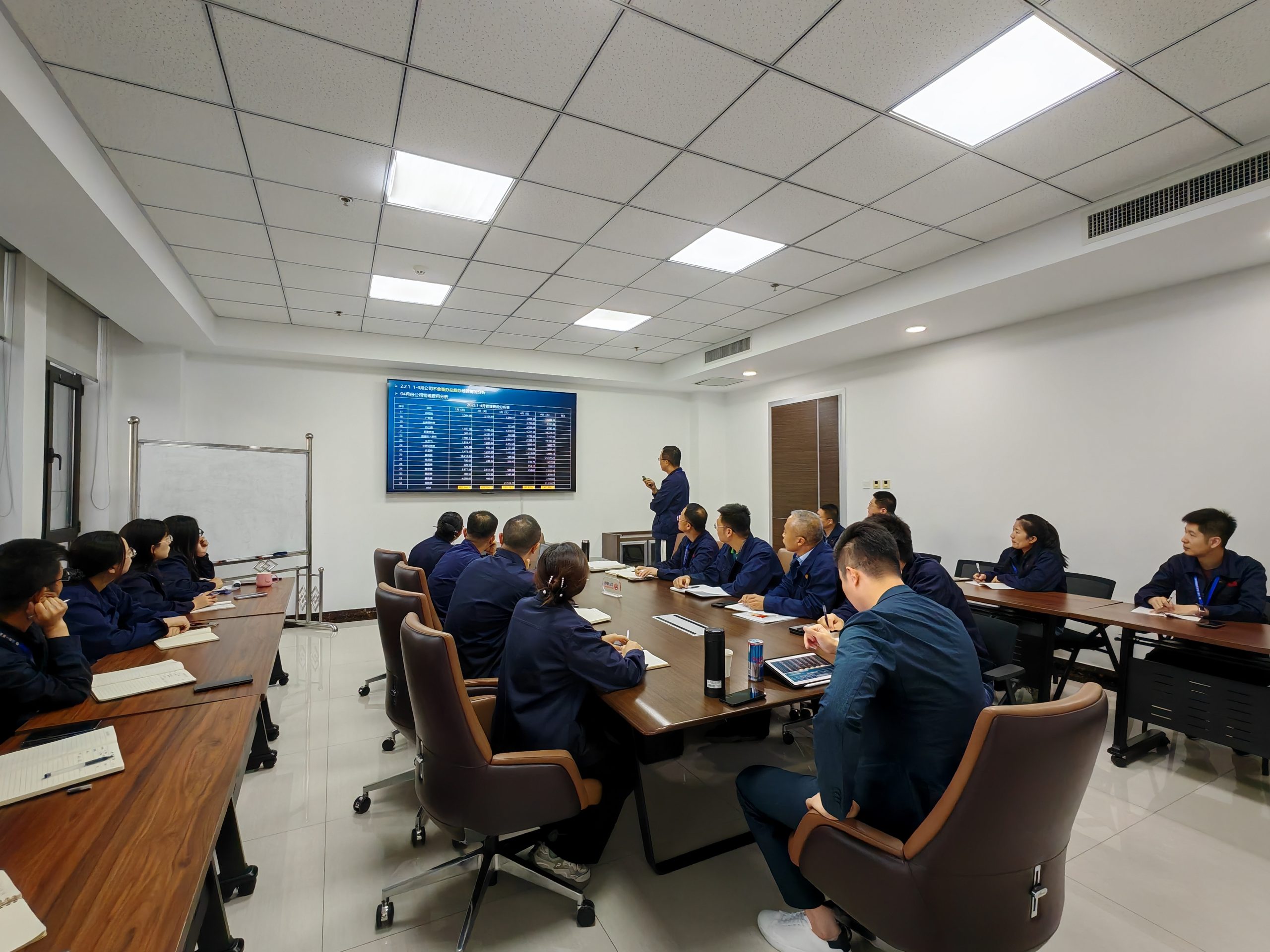 一果食品召开4月份月度经营分析会议